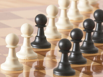 Peones enfrentados en un tablero de ajedrez clásico