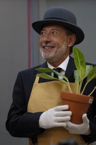 Nos invita a reflexionar sobre la simpleza, a apreciar los pequeños momentos, a recuperar una mirada más positiva y a vivir más el presente. Guillermo Francella en el rol de Chance Gardiner, Teatro Metropolitan, Buenos Aires, Argentina