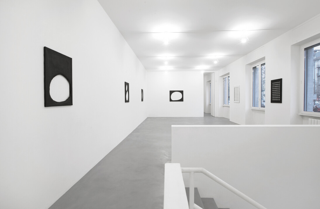 Dadamaino
(da sinistra a destra)
Volume, 1958
Tempera su tela forata, 70x50 cm
Volume, 1958
Tempera su tela forata, 70x50 cm
Volume, 1958
Tempera su tela forata, 70x50 cm
Volume, 1958
Tempera su tela forata, 80x100 cm
Volume, 1959
Tempera su tela forata, 91x65 cm
Volume, 1959
Tempera su tela forata, 80x50 cm
Visione parziale della mostra
A arte Invernizzi, Milano
Courtesy A arte Invernizzi, Milano
Foto Bruno Bani, Milano