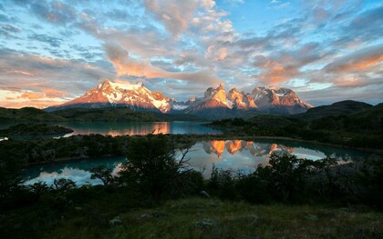 Raúl Ruiz decía que los chilenos mantenemos una relación singular con lo fantástico: las cosas más insólitas ocurren delante de nosotros y, sin embargo, rara vez nos permitimos que nos asombren. Las Torres del Paine, dicen que es el lugar más lindo de la Tierra, Chile