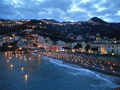 Minori, Italia. La costa al atardecer en Semana Santa