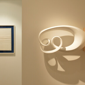 Installation view, Chromophobia, Gagosian Gallery Geneva, 27 janvier - 27 mars, 2015. Artwork by Piero Manzoni © Fondazione Piero Manzoni, Milan / Piero Manzoni Foundation, Milan. Artwork by Piero Golia © Piero Golia. Courtesy Gagosian Gallery. Photography by Claire Kremer.