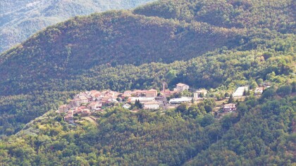 Vista di Leverone, frazione di Borghetto d'Arroscia, dal castello dell'Aquila, provincia di Imperia, Italia