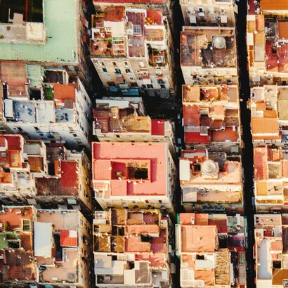 Nei Quartieri Spagnoli, la griglia ordinata voluta per il controllo militare si è trasformata in un dedalo vitale, dove la rigidità iniziale è stata piegata dalle necessità quotidiane e dall’inventiva popolare. Napoli, Italia