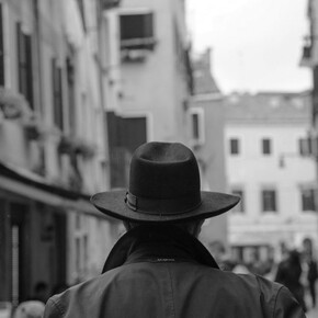  Ferdinando Scianna, Il sapore visivo della tradizione nell’immagine di un uomo che attraversa il Ghetto © Ferdinando Scianna / Magnum Photos. Courtesy of Casa dei Tre Oci 