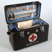 Inconnu, Trousse médicale d’urgence, Chine (détail), 1950-1960. Avec l'aimable autorisation du Musée International de la Croix-Rouge et du Croissant-Rouge