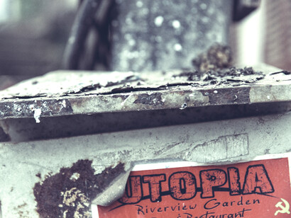 Cartel de utopía en una calle de Berlín, Alemania