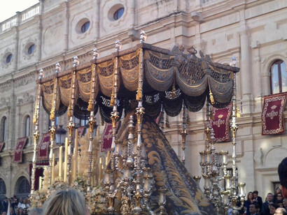Su origen como refugio para personas esclavizadas y marginadas refleja una faceta de la historia hispalense que a menudo permanece en la sombra. Virgen de los Ángeles. Hermandad de los Negritos. Sevilla, Andalucía, España