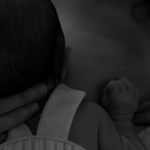 Su tercer parto le recordó a la muerte y se hundió en una espiral sin luz. Lloró más que el recién nacido y cuando ya no pudo llorar, dejó de dormir y dejó de comer