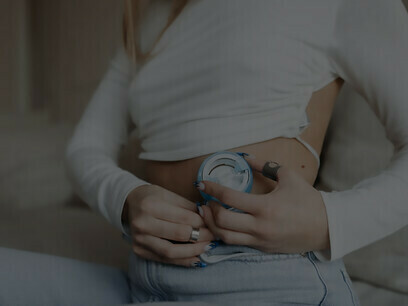 Eine Patientin benutzt eine Insulinpumpe, um ihren Diabetes wirksam zu kontrollieren