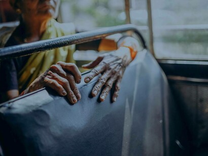 Donna anziana su un mezzo di trasporto, India