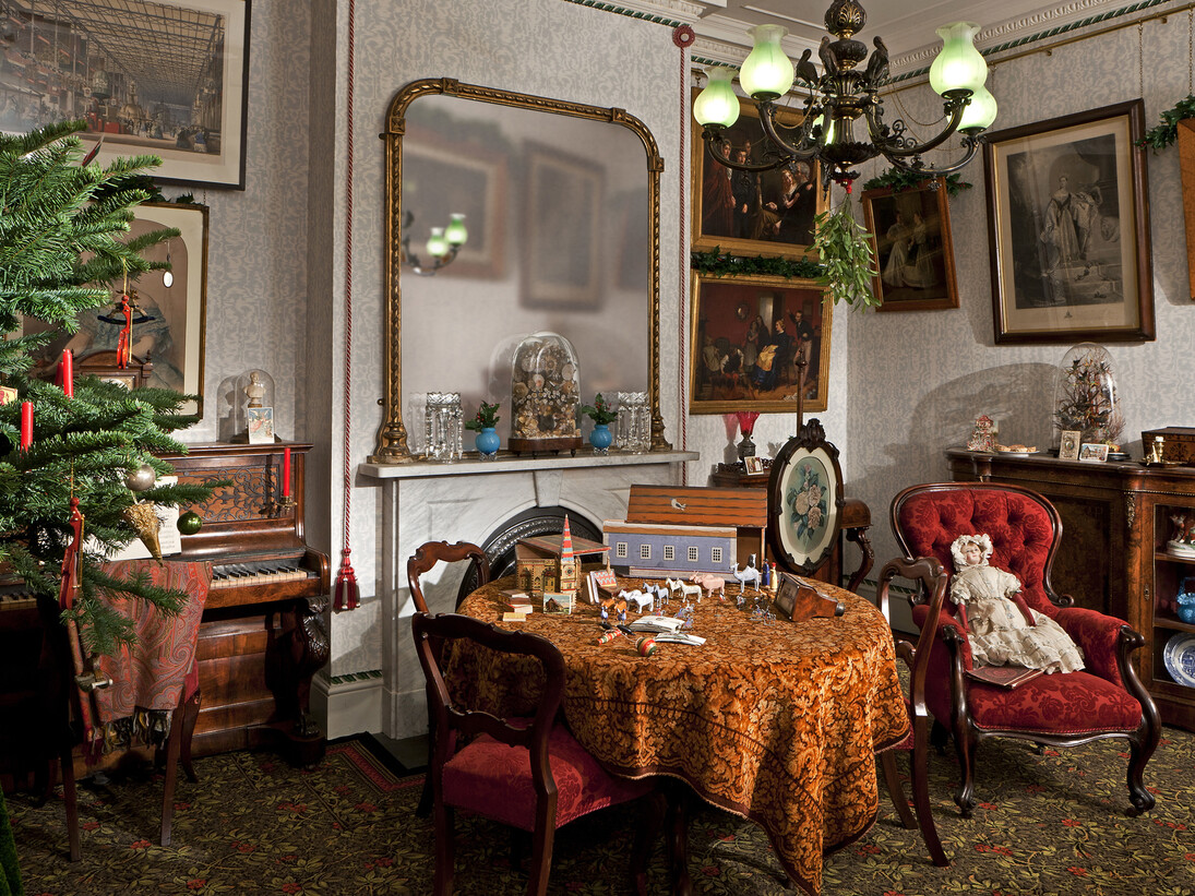 A drawing room in 1870 © Chris Ridley

