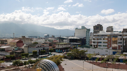 Decidí, sin embargo, bajar del taxi en un parque próximo al lugar, por si me arrepentía al último momento, consciente de que aquello no podía ser más que una locura. San Jose, Costa Rica