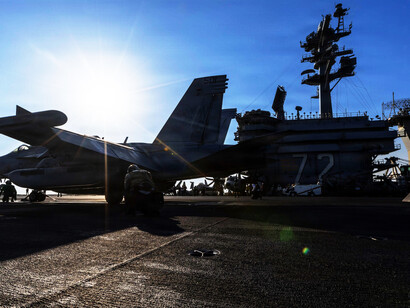 Se trata de que el rebaño, por las buenas o por las malas, con zanahoria o con jarabe de palo, comulgue con ruedas de molino. El USS Abraham Lincoln presta apoyo a la Operación Epic Fury