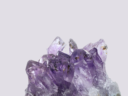 Lithothérapie. Il existe plusieurs méthodes pou rles nettoyer et les purifier, notamment en les plaçant sous l'eau courante, en les immergeant dans du sel marin ou en les exposant à la lumière du soleil ou de la lune