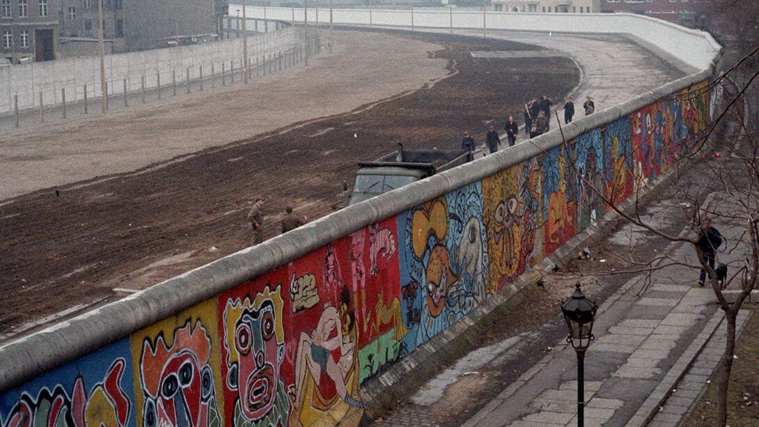 Esta imagen del Muro de Berlín fue tomada en 1986 por Thierry Noir en Bethaniendamm, en Berlín-Kreuzberg