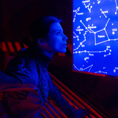 Astronauta usa grande computador programdo em aprendizado de máquina para analisar constelações