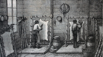 Ilustración extraída de «Las maravillas de la industria» (1873) que muestra el proceso de lavado y lijado del pergamino