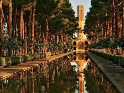 Circondati da mura, i giardini persiani creano un microcosmo perfetto, isolato dal caos esterno e immerso nella serenità. Giardino Dolat Abad o Bagh-e Dolat Abad, Yazd, Iran

