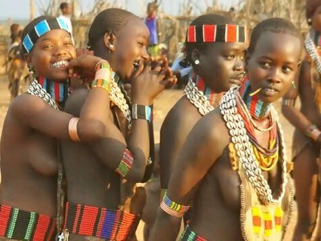 Jovens da tribo Hamar, na Etiópia. Asu nasceu e cresceu na tribo Hamar, uma das mais fascinantes da Etiópia, conhecida pela resistência e pela força de seus rituais. O povo Hamar vive no sul da Etiópia, especialmente no Vale do Omo, uma região de grande diversidade cultural e étnica. Sua vida gira em torno da criação de gado, agricultura e uma forte conexão com as tradições e os rituais, que desempenham um papel central na formação da identidade de seus membros