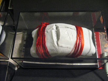 Fam Ricami, Ricamo d'acqua, biscuit 1280°, 20x12x9, 2003, foto Marirosa Toscani Ballo