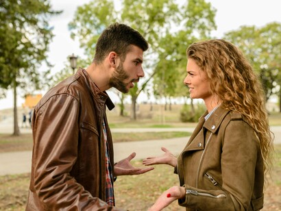 Na maioria das vezes, o campeão do debate não tem razão alguma; só aprendeu a usar o tom constrangedor, o argumento afiado e a pausa teatral que desarma o outro. Mas a vaidade costuma se vestir de lógica, desnudando aquele que realmente a possuía