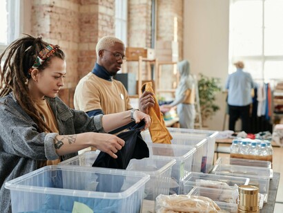 Les personnes faisant du bénévolat au refuge local pendant leur jour de congé