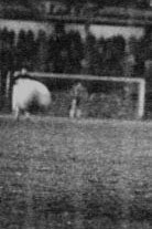 Roberto Mouzo marcando un tanto de penal, agosto de 1977