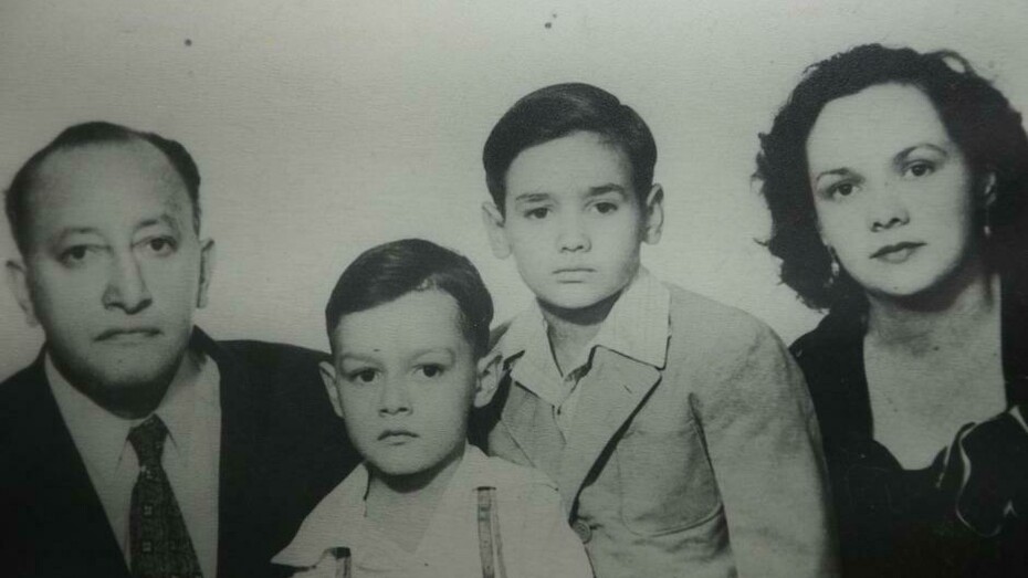 Miguel Ángel Asturias, su mujer y sus dos hijos