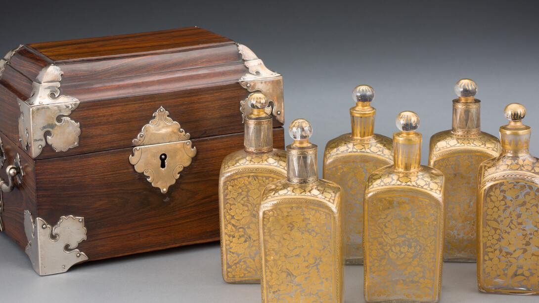 Decanter case with six bottles
1700s
Box: Batavia (Jakarta), Java, Indonesia; Bottles: Gujarat, India
Wood, silver, velvet, glass, gold
2013-00749
Asian Civilisations Museum, Singapore