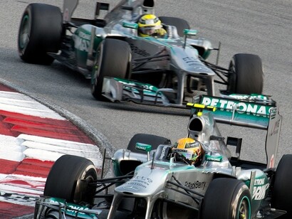 Formula 1 2013 GP della Malesia: Lewis Hamilton (Mercedes) e Nico Rosberg (Mercedes). Rosberg non tenta il sorpasso su Hamilton