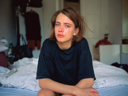 Nan Goldin - Amanda crying on my bed, Berlin, 1992