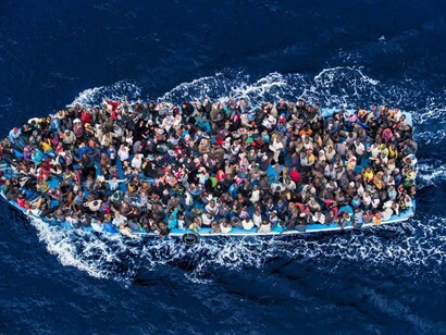 Un barcone in mezzo al Mediterraneo