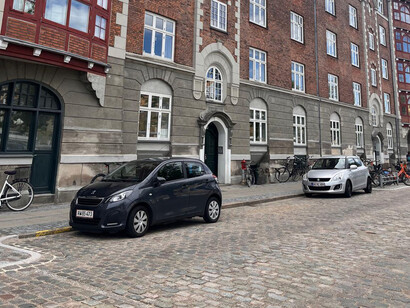 La arquitectura histórica, incluso en sus versiones más normativas, estaba atravesada por la posibilidad del error, de la mala traducción, del ajuste improvisado. En esos desvíos se construía una relación viva entre forma y habitar.   En una calle y vereda de piedras, 2026, Copenhague, Dinamarca