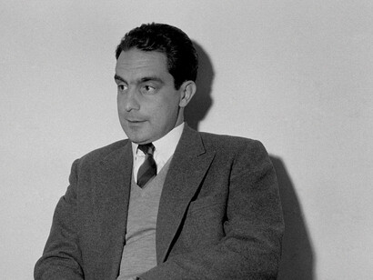Italo Calvino ha prodotto due romanzi di tipo oulipiano: “Il castello dei destini incrociati” del 1973 e “Se una notte d’inverno un viaggiatore” del 1979