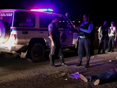 Patrulla policial venezolana en la escena de un crimen