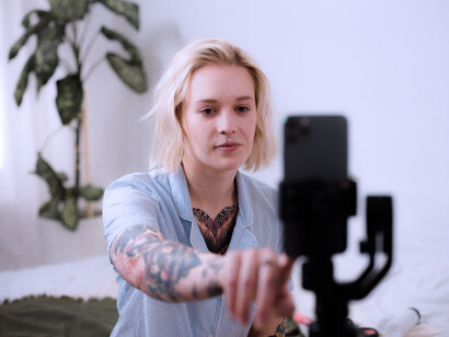 Há quase que uma fobia em supor perder o que se passa nas redes e não existir junto do novo estilo