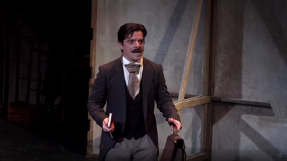 Una scena dalla pièce "Edmond" in scena al Théâtre du Palais-Royal 