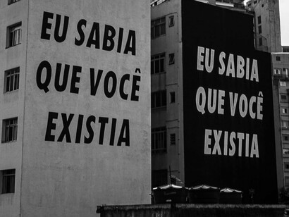 Num mundo 100% conectado, — que ao acordar, verifica as notificações escassas da madrugada e quando se põe a dormir, o último estímulo é uma notícia trágica ou meme aleatório — a arte, por mais distante que possa aparentar estar, se apresenta como o grito da liberdade, da visibilidade palpável, da transmutação entre a revolta com a sociedade e o anseio de mudança, de jovens, brasileiros e criativos, que buscam pelas respostas não ditas no mundo



