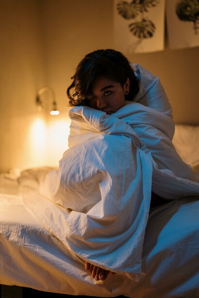 Letto. Mi infilo nel letto, sotto le coperte anche se ci sono 28 gradi
