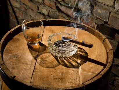 Un habano y una copa de ron