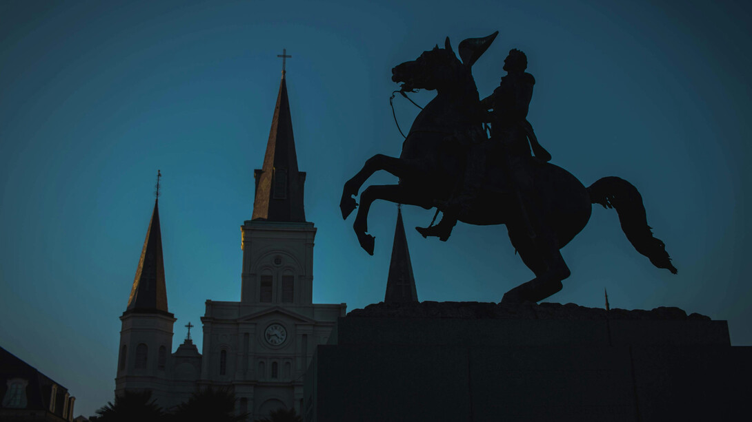 Figure dressée dans la pierre et l’histoire, le cavalier incarne l’ordre établi : entre puissance héritée et mouvement contraint, symbole d’un destin que certains apprennent à suivre… et d’autres à défier