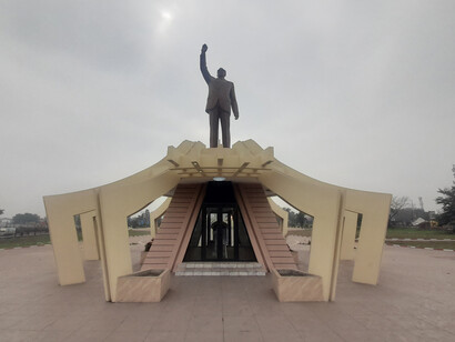 El cuerpo fue descuartizado y disuelto en ácido. Quedó un diente de oro que, por orden de un juez belga, fue devuelto a la familia en 2023. Patrice Émery Lumumba (1925 - 1961). Mausoleo en Kinshasa, que contiene su diente, República democrática del Congo