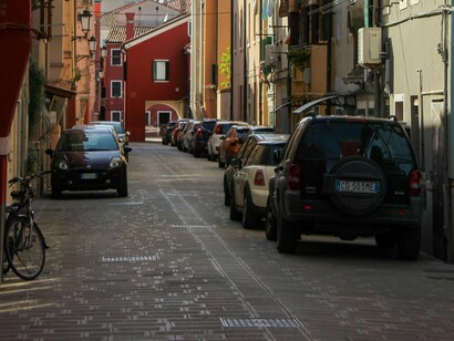 Cena urbana. Cumpria rituais, emprego-casa-emprego durante a semana e ao sábado o ritual de ir secar a roupa na lavandaria do bairro, onde estava sempre estacionado o Citroen de uma acompanhante que não usava saltos altos, só ténis, para poder fugir em caso de necessidade do apartamento alugado que se situava por cima de uma agência bancária onde, por vezes, os clientes (preferencialmente com uma certa idade) levantavam o dinheiro no multibanco antes de tocar na campainha do 1°C


