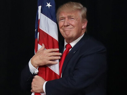 Donald Trump abraza la bandera norteamericana en un acto de campaña en Florida
