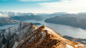 Desde la cima, el paisaje abierto bajo los pies provoca un vértigo dulce: la sensación de que mirar hacia abajo es, en realidad, mirar hacia adentro y descubrir lo pequeños que somos ante la vastedad