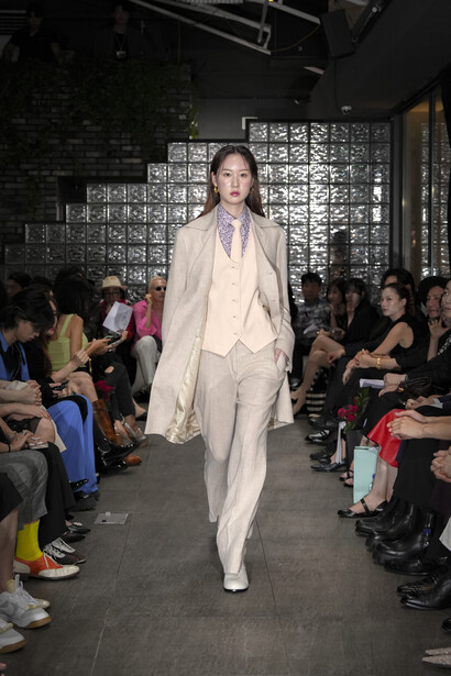 La modella @yeong_seooo,  look in 100% cotone riciclato