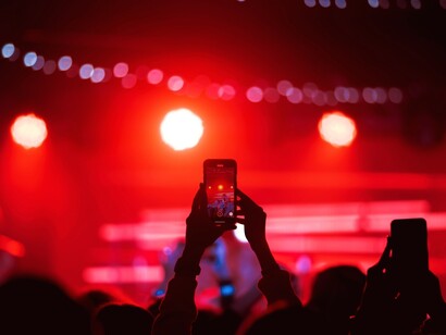 I concerti di Tony Effe sono spesso caratterizzati da un'energia travolgente, dove il pubblico si immerge in un'atmosfera di beats potenti e testi crudi
