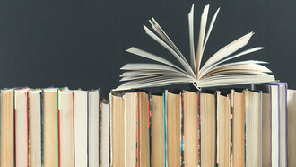 Composizione di libri su un tavolo: "L’intruso tipografico, l’errore di battitura sfuggito, fa capolino e passa indenne il controllo di correttori automatici e revisori di bozze in persona, manifestandosi solo alla fine. Tanto che quando lo si incontra vien da dire: «ma come hanno fatto a non vederlo?!»"