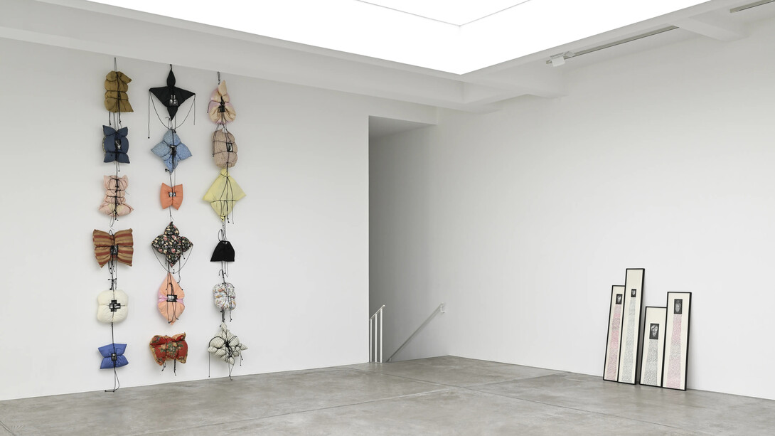 Annette Messager, Histoires des oreillers, vue d'exposition. Avec l’aimable autorisation de la Galerie Marian Goodman